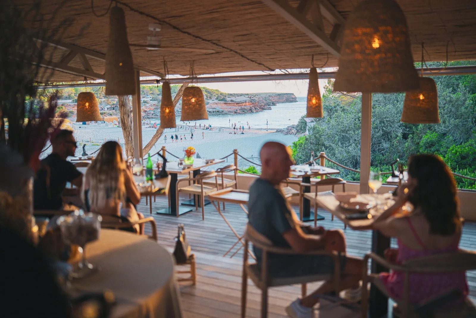 La terrazza del Kiosco affacciata su Cala Saona al tramonto
